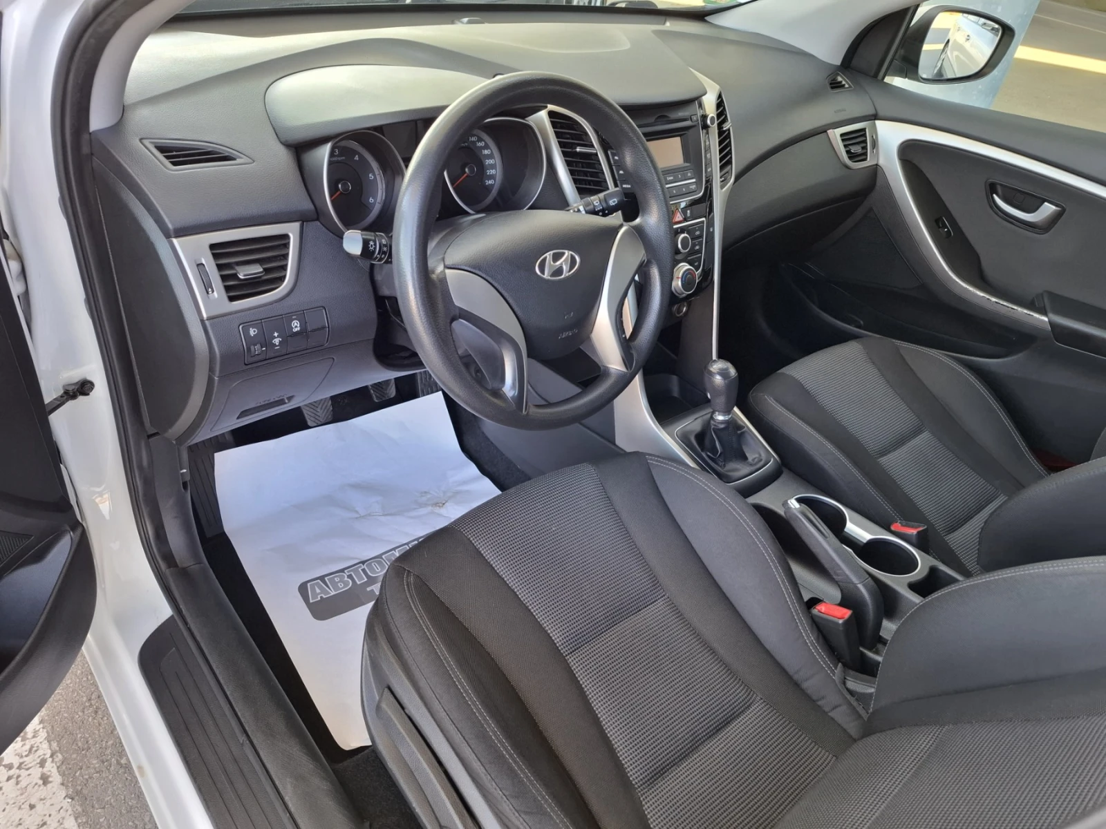 Hyundai I30 1.6 CRDi* 6-скорости* EURO6, снимка 5 - Автомобили и джипове - 53835504