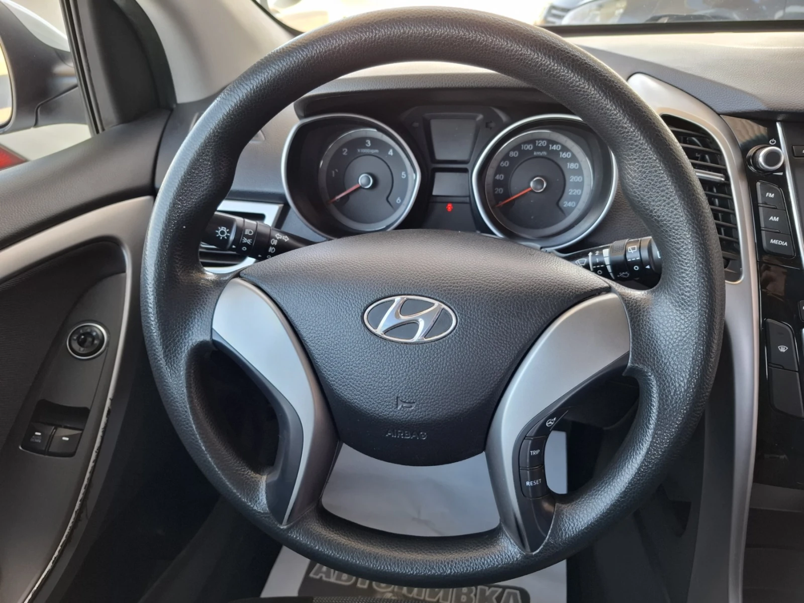 Hyundai I30 1.6 CRDi* 6-скорости* EURO6, снимка 11 - Автомобили и джипове - 53835504
