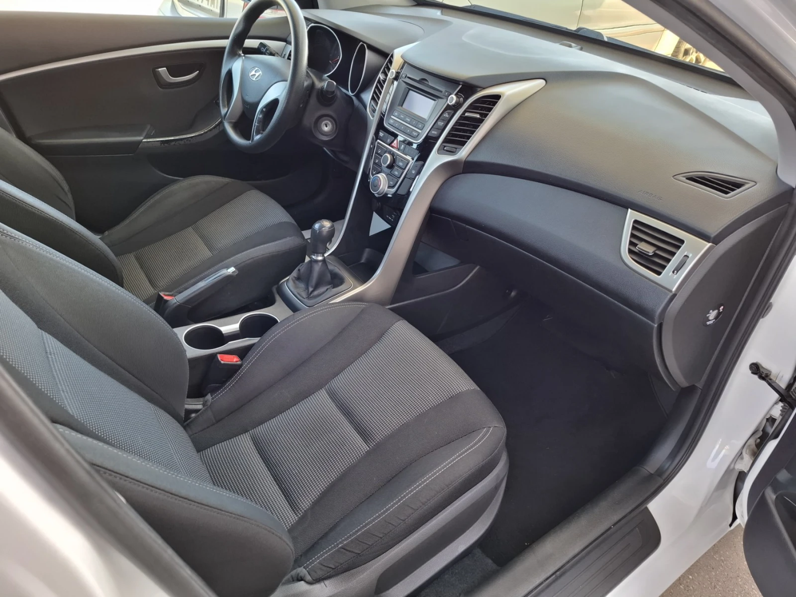 Hyundai I30 1.6 CRDi* 6-скорости* EURO6, снимка 13 - Автомобили и джипове - 53835504