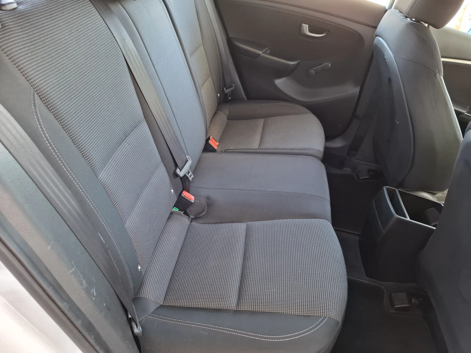 Hyundai I30 1.6 CRDi* 6-скорости* EURO6, снимка 8 - Автомобили и джипове - 53835504