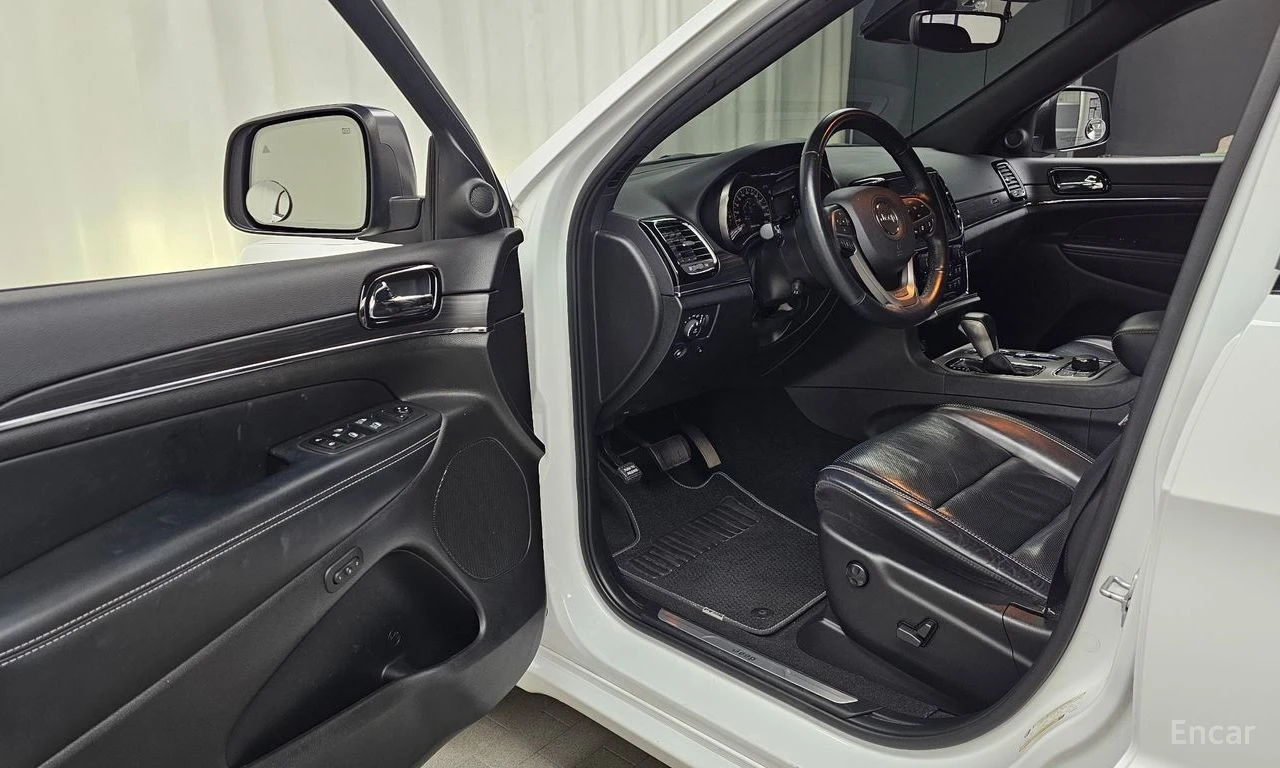 Jeep Grand cherokee 3.6* V6* 8ZF* 80TH* ANNIVERSARY* ОБДУХВАНЕ* ДИСТРО, снимка 6 - Автомобили и джипове - 55472300