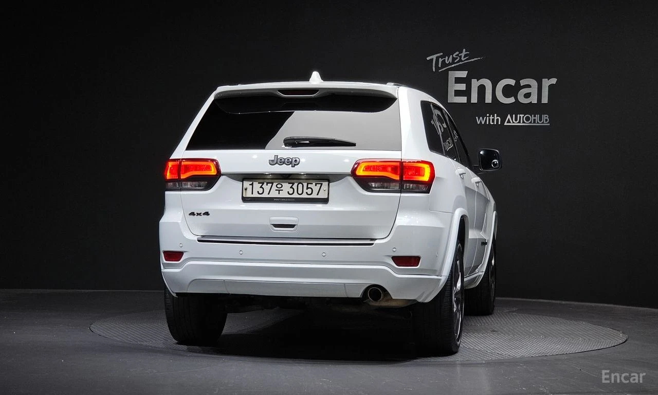 Jeep Grand cherokee 3.6* V6* 8ZF* 80TH* ANNIVERSARY* ОБДУХВАНЕ* ДИСТРО, снимка 4 - Автомобили и джипове - 55472300
