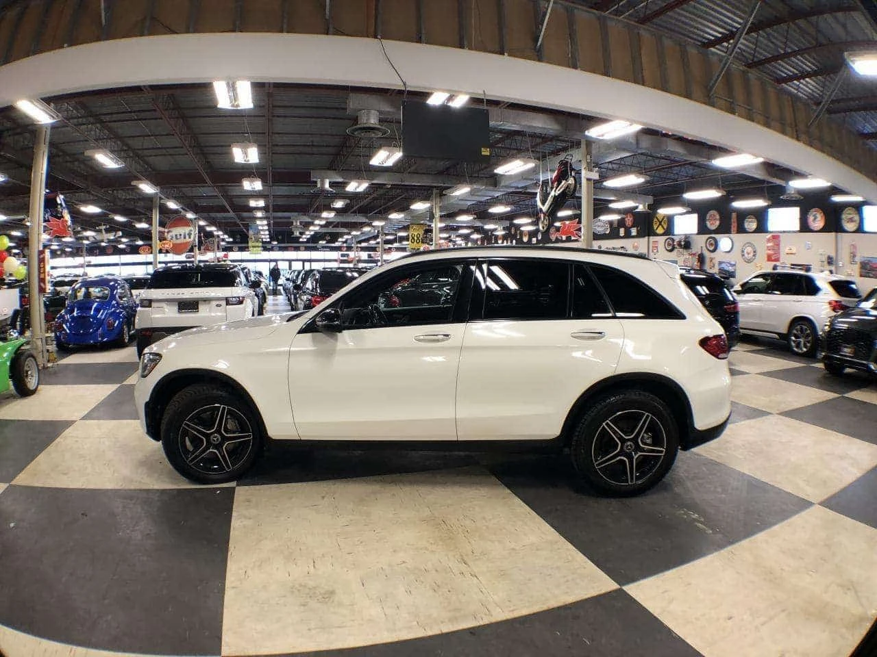Mercedes-Benz GLC 300 * FULL DIGITAL * PANORAMIC ROOF * CARFAX, снимка 3 - Автомобили и джипове - 55784644