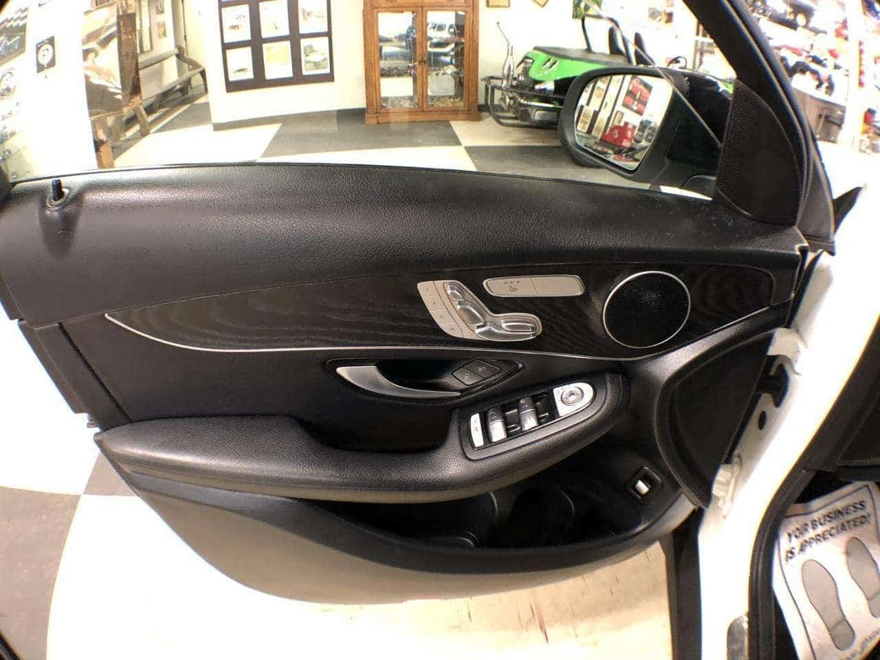 Mercedes-Benz GLC 300 * FULL DIGITAL * PANORAMIC ROOF * CARFAX, снимка 14 - Автомобили и джипове - 55784644