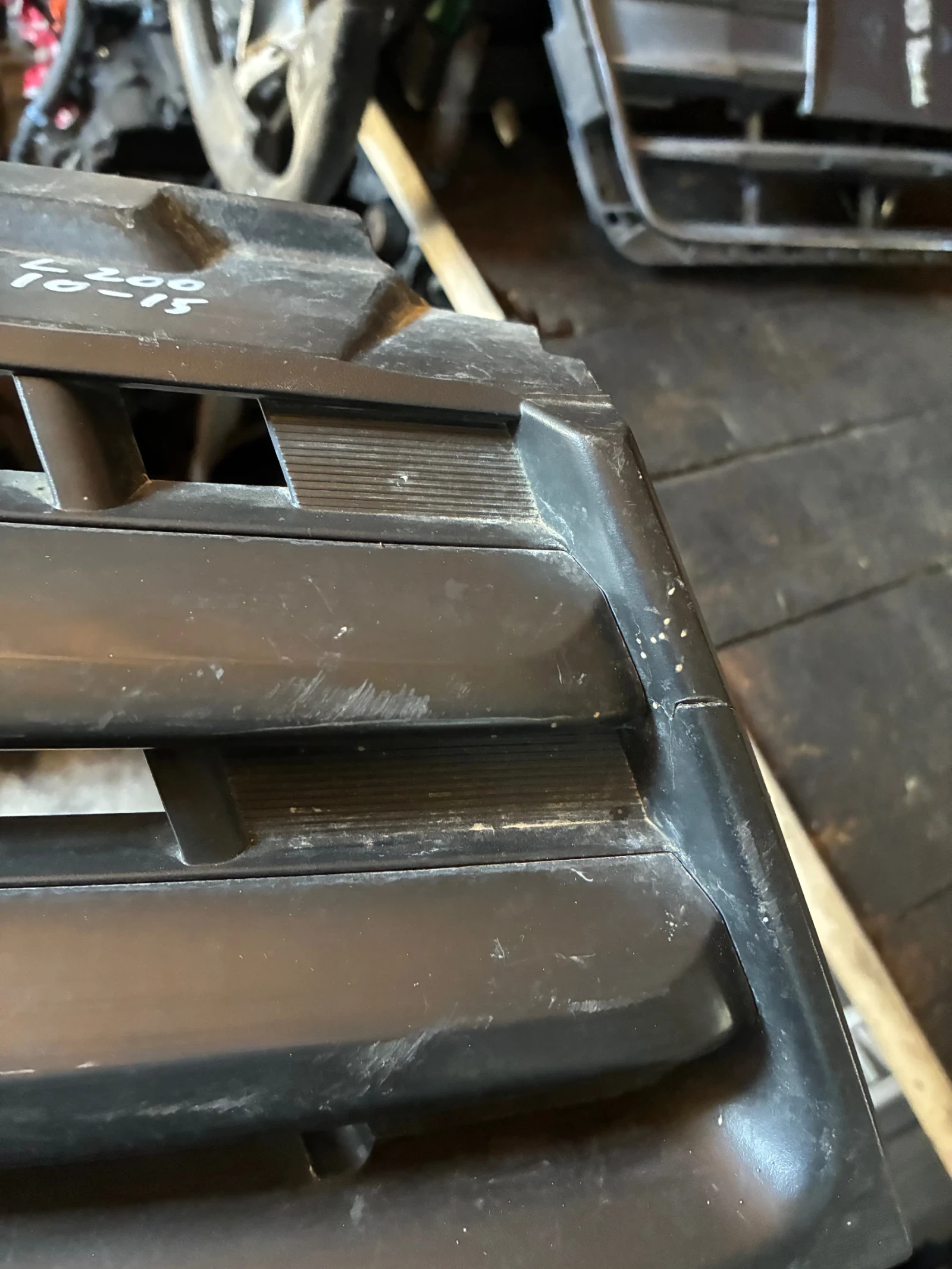 Предна решетка за Mitsubishi L200. 10-15г. Митсубиши. Л200. С забележки. (Едно счупено уше). , снимка 2 - Части - 53785714