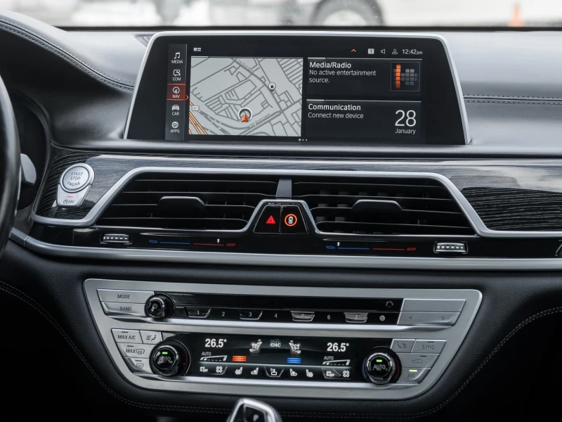 BMW 750 xDrive, С РЕГИСТРАЦИЯ&АВТО КРЕДИТ, снимка 17 - Автомобили и джипове - 53289671