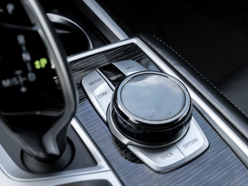 BMW 750 xDrive, С РЕГИСТРАЦИЯ&АВТО КРЕДИТ, снимка 11 - Автомобили и джипове - 53289671