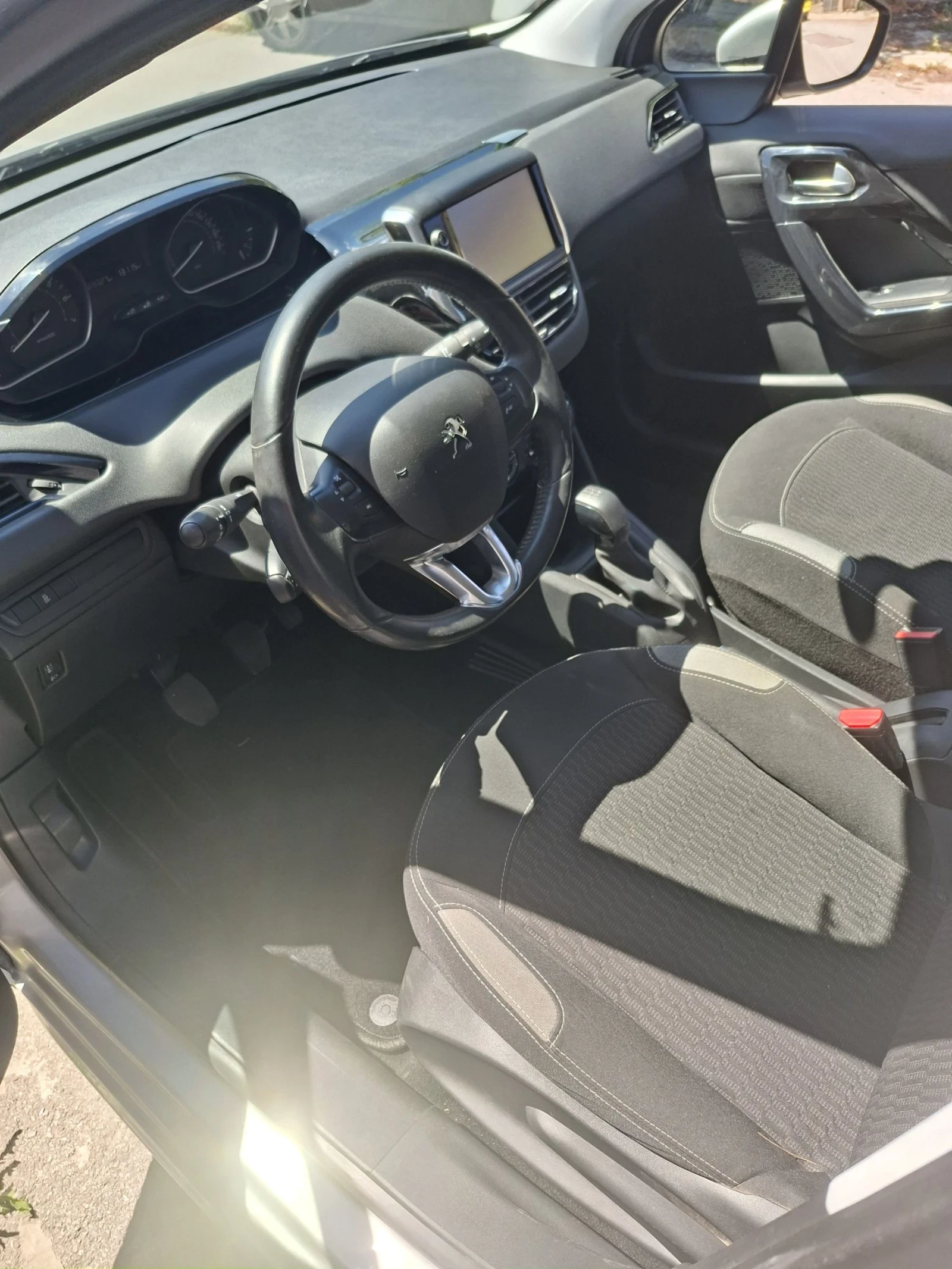 Peugeot 208, снимка 7 - Автомобили и джипове - 55244100