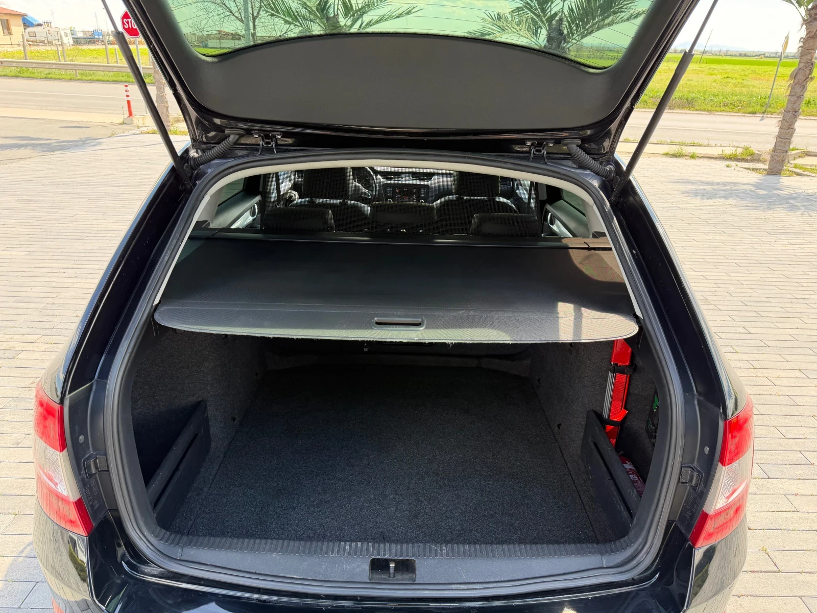 Skoda Octavia 2.0 TDI /КОЖА/АВТОМАТИК/ОБСЛУЖЕНА, снимка 11 - Автомобили и джипове - 55874013