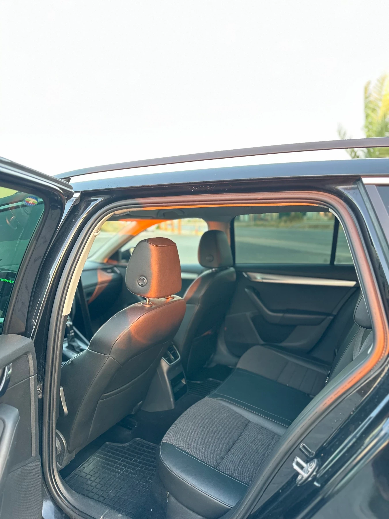 Skoda Octavia 2.0 TDI /КОЖА/АВТОМАТИК/ОБСЛУЖЕНА, снимка 10 - Автомобили и джипове - 55874013