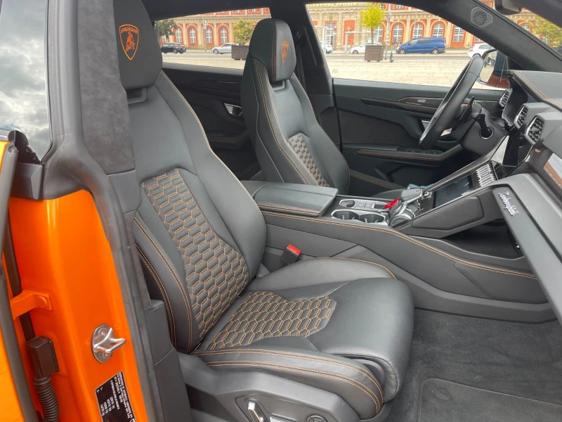 Lamborghini Urus / PEARL CAPSULE/CERAMIC/CARBON/STYLE/B&O/PANO/23/ , снимка 12 - Автомобили и джипове - 49177964