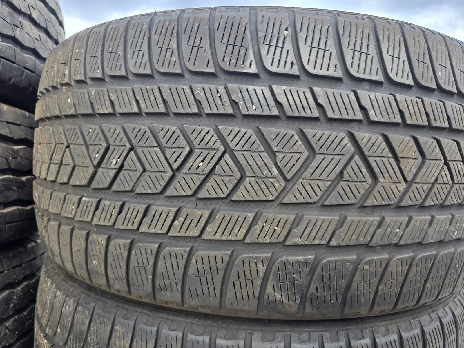 Гуми Зимни 275/35R22