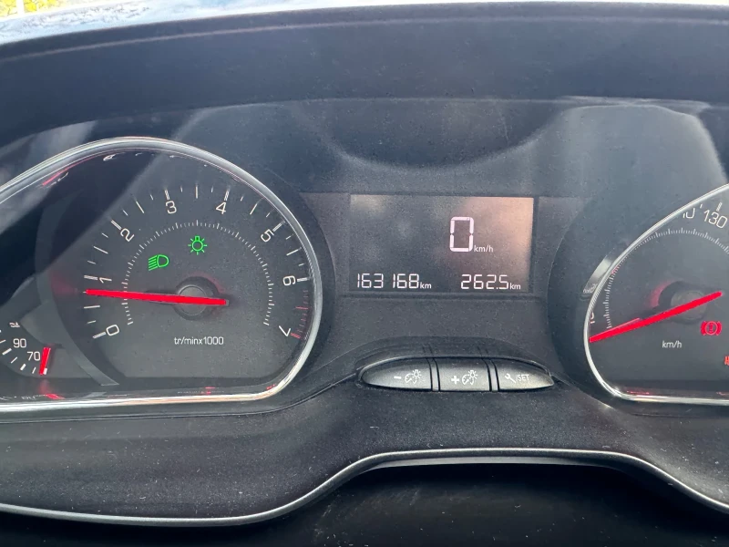 Peugeot 208 1.4 Vti 95 к.с., снимка 10 - Автомобили и джипове - 52595743