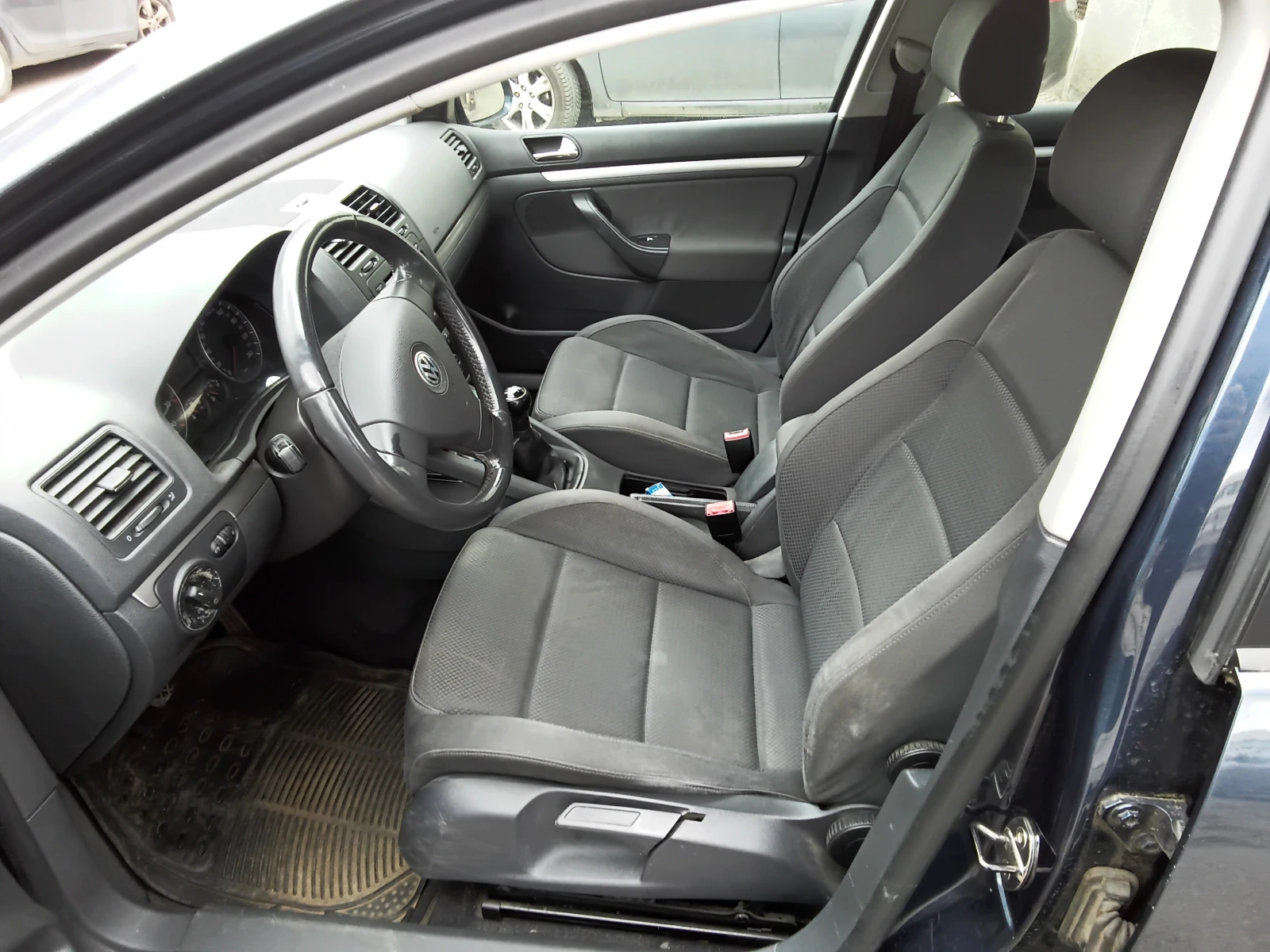 VW Golf 1.6i, снимка 7 - Автомобили и джипове - 53948796