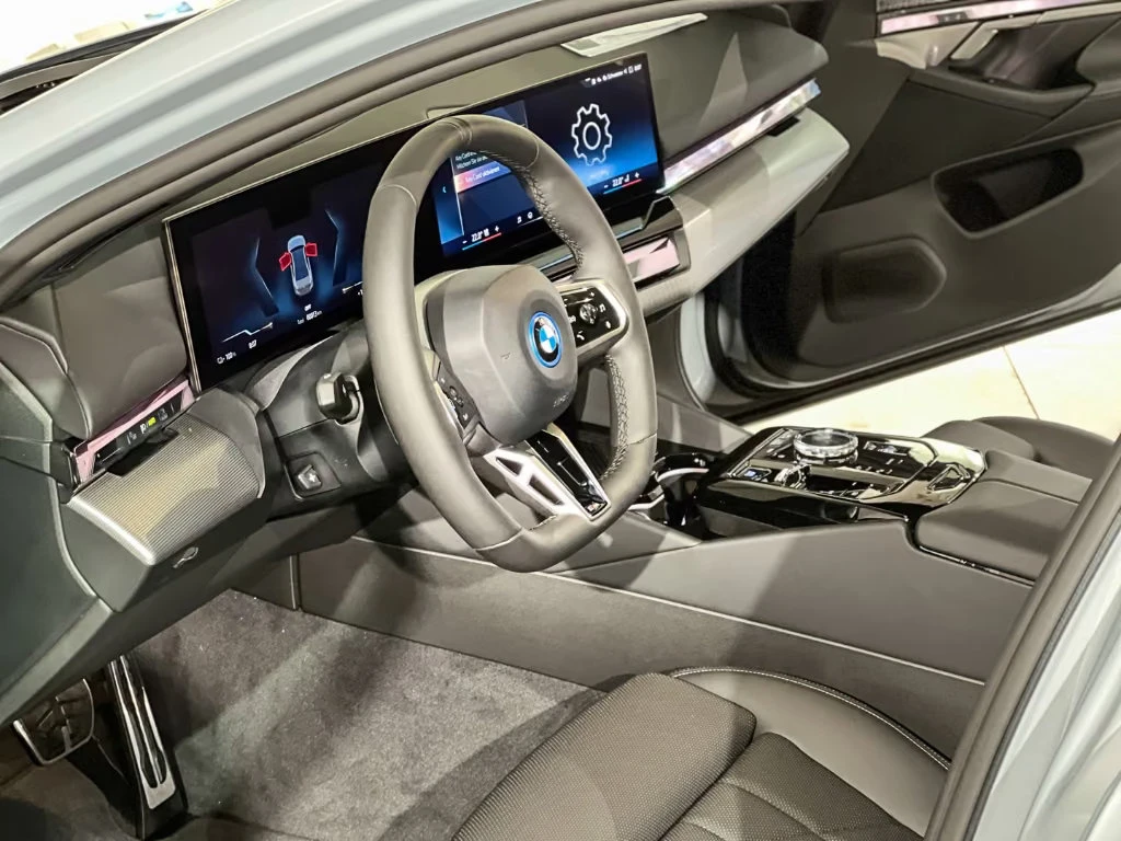 BMW i5 40eDRIVE/340HP/MSPORT/360/B&W/HUD/PANO/ACC/903z, снимка 8 - Автомобили и джипове - 56200459