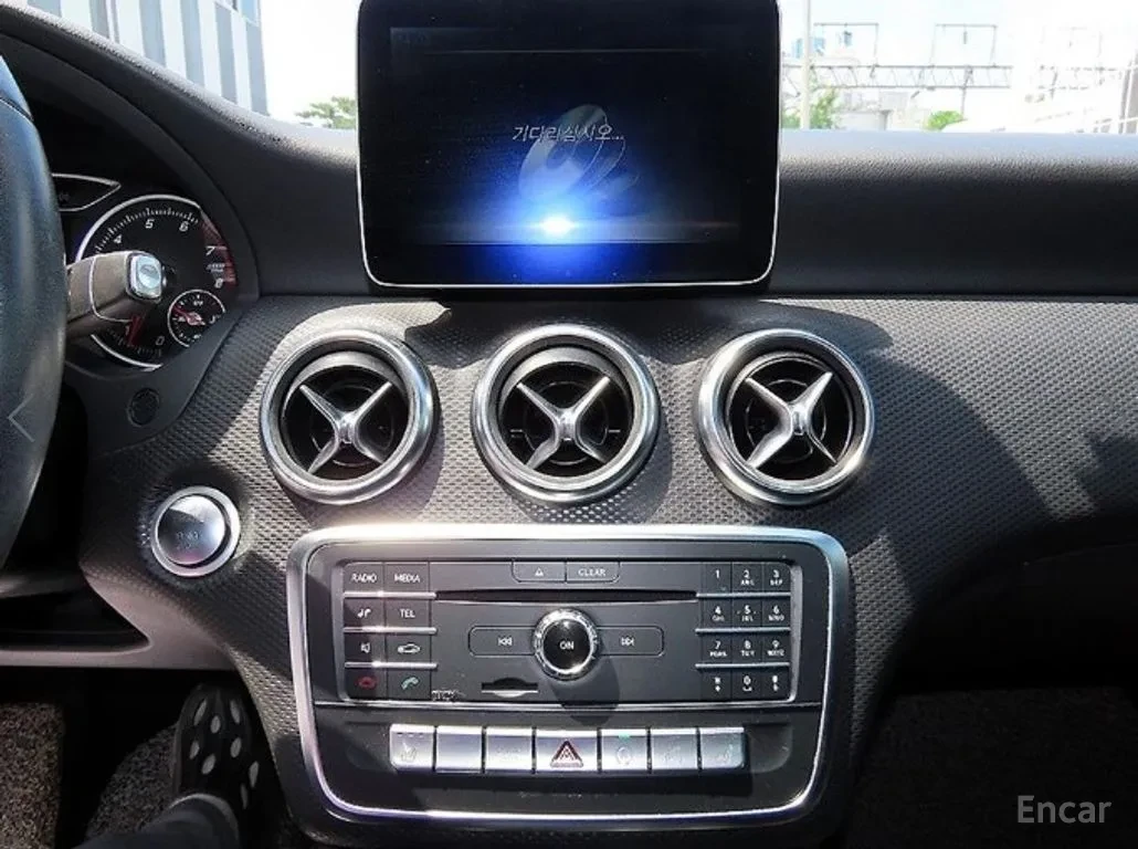 Mercedes-Benz A 200 1.6T* 7AT* PANO* КАМЕРА* ПОДГРЕВ, снимка 10 - Автомобили и джипове - 56216882