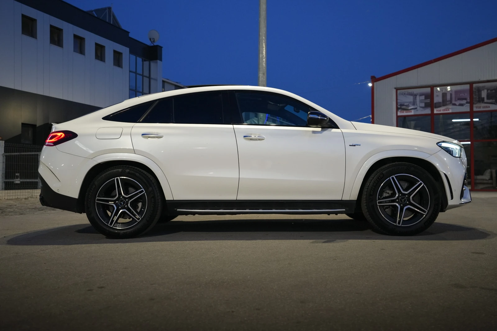 Mercedes-Benz GLE 53 4MATIC + | FULL| BURMESTER| ПАНОРAMA| СЕРВИЗНА ИСТОРИЯ - изображение 4