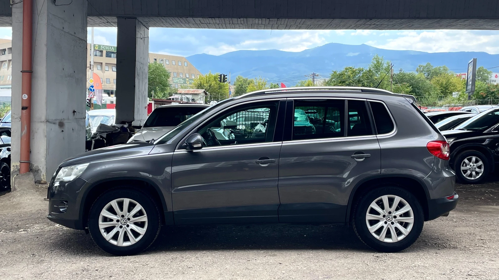 VW Tiguan СЕРВ. ДОК., снимка 8 - Автомобили и джипове - 55394068