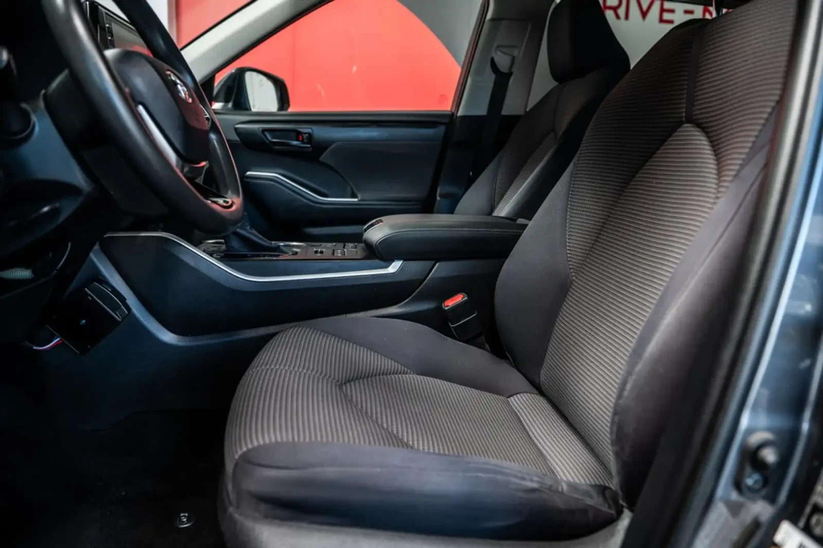 Toyota Highlander ПОДГРЕВ* КАМЕРА* КЕЙЛЕС* CARPLAY* , снимка 13 - Автомобили и джипове - 56490708