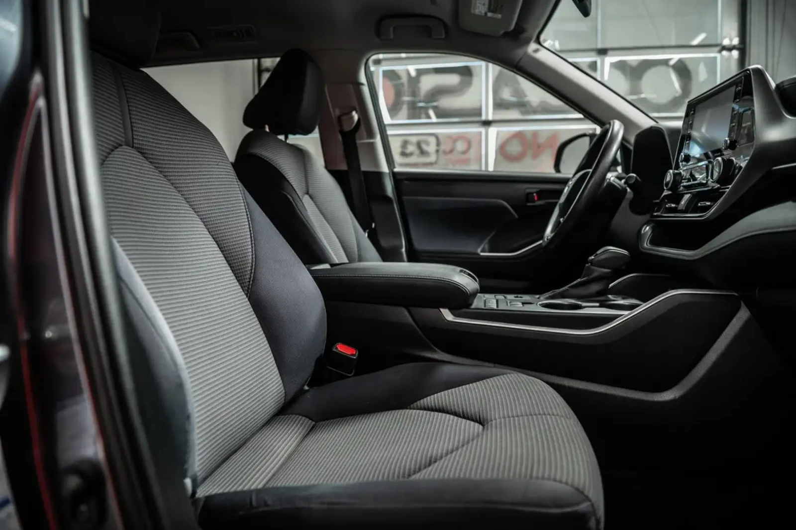 Toyota Highlander ПОДГРЕВ* КАМЕРА* КЕЙЛЕС* CARPLAY* , снимка 14 - Автомобили и джипове - 56490708