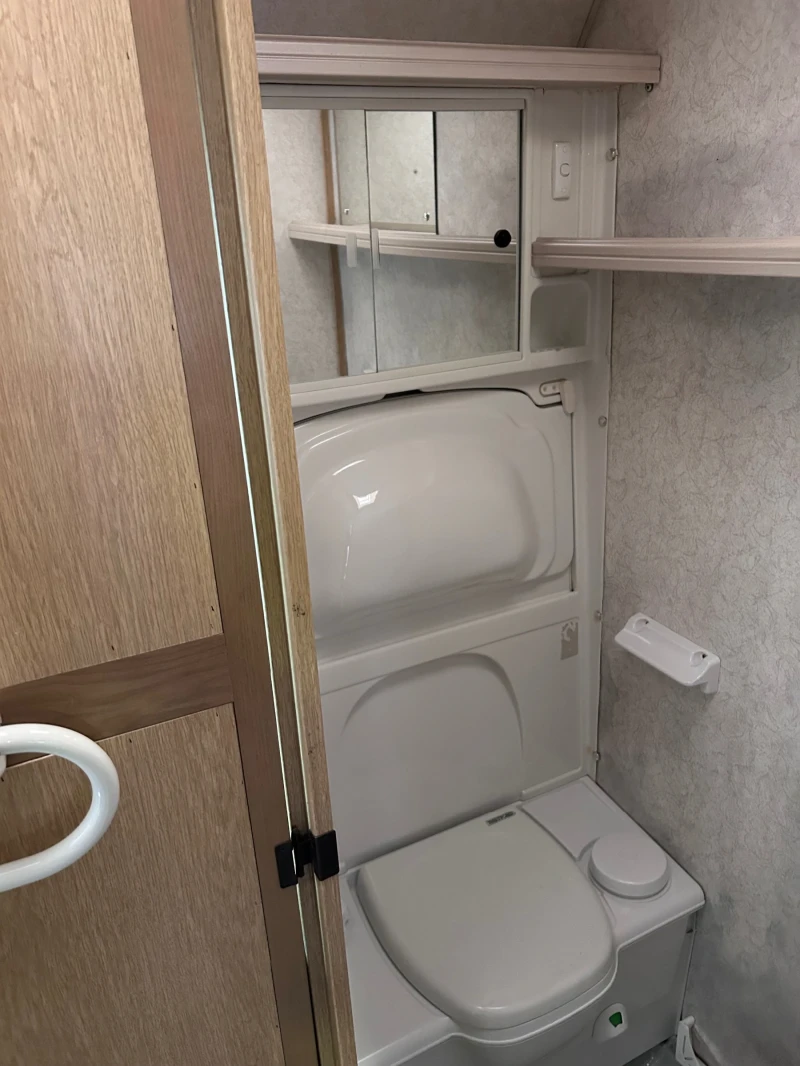 Каравана Adria Hylander, снимка 10 - Каравани и кемпери - 52906498