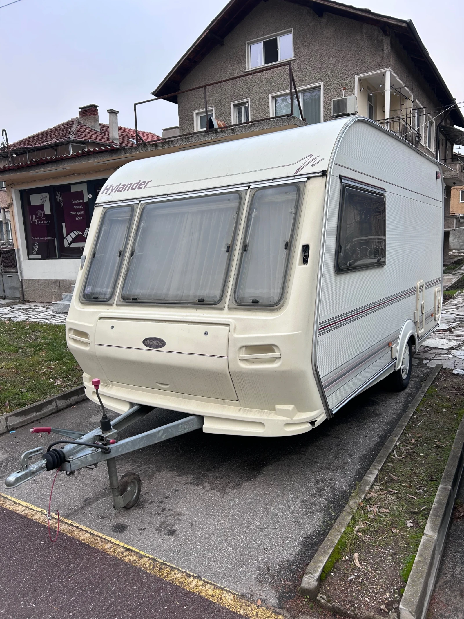 �������� Adria Hylander | Mobile.bg � ����������� 1