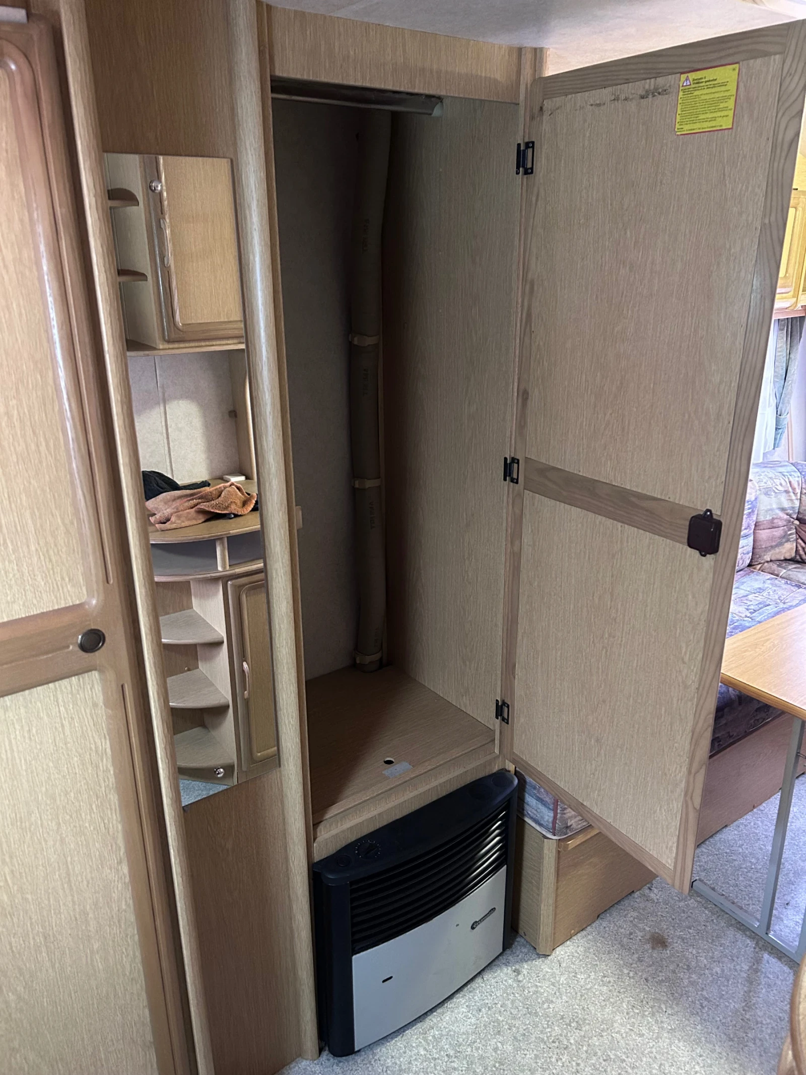 �������� Adria Hylander | Mobile.bg � ����������� 12