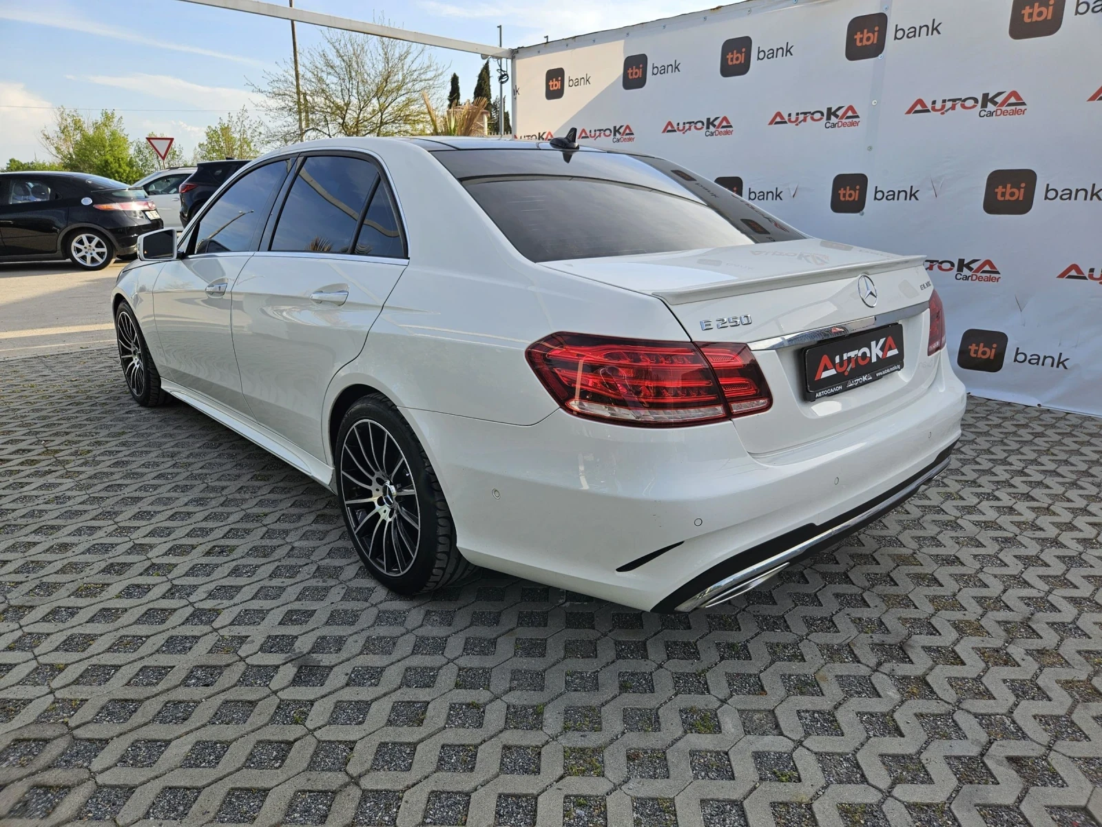 Mercedes-Benz E 250 2.2CDI-204кс= АMG LINE= 158.000km= PANO= H&K= KEYL - изображение 5