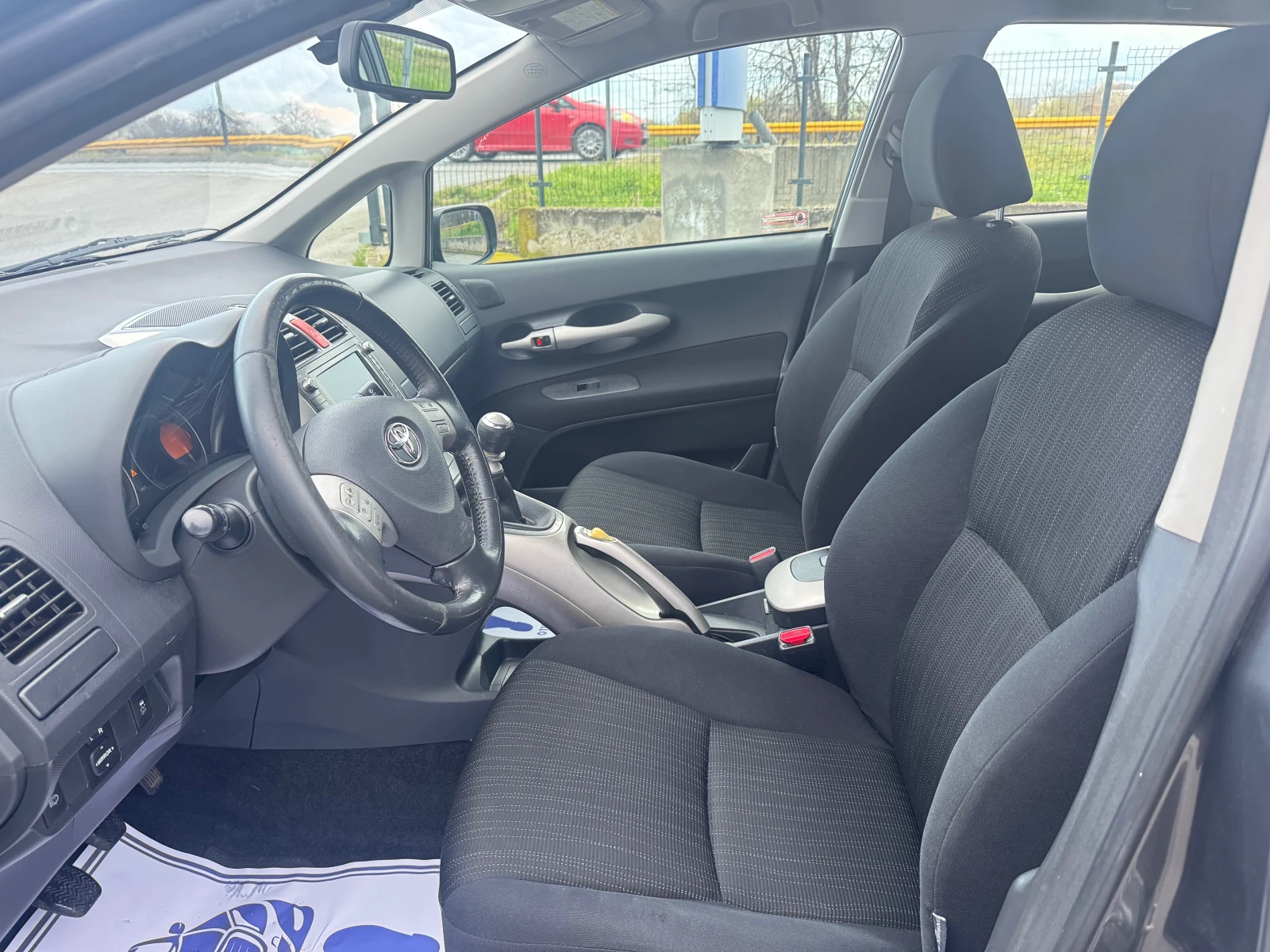 Toyota Auris 2.0D4D, снимка 8 - Автомобили и джипове - 54031019