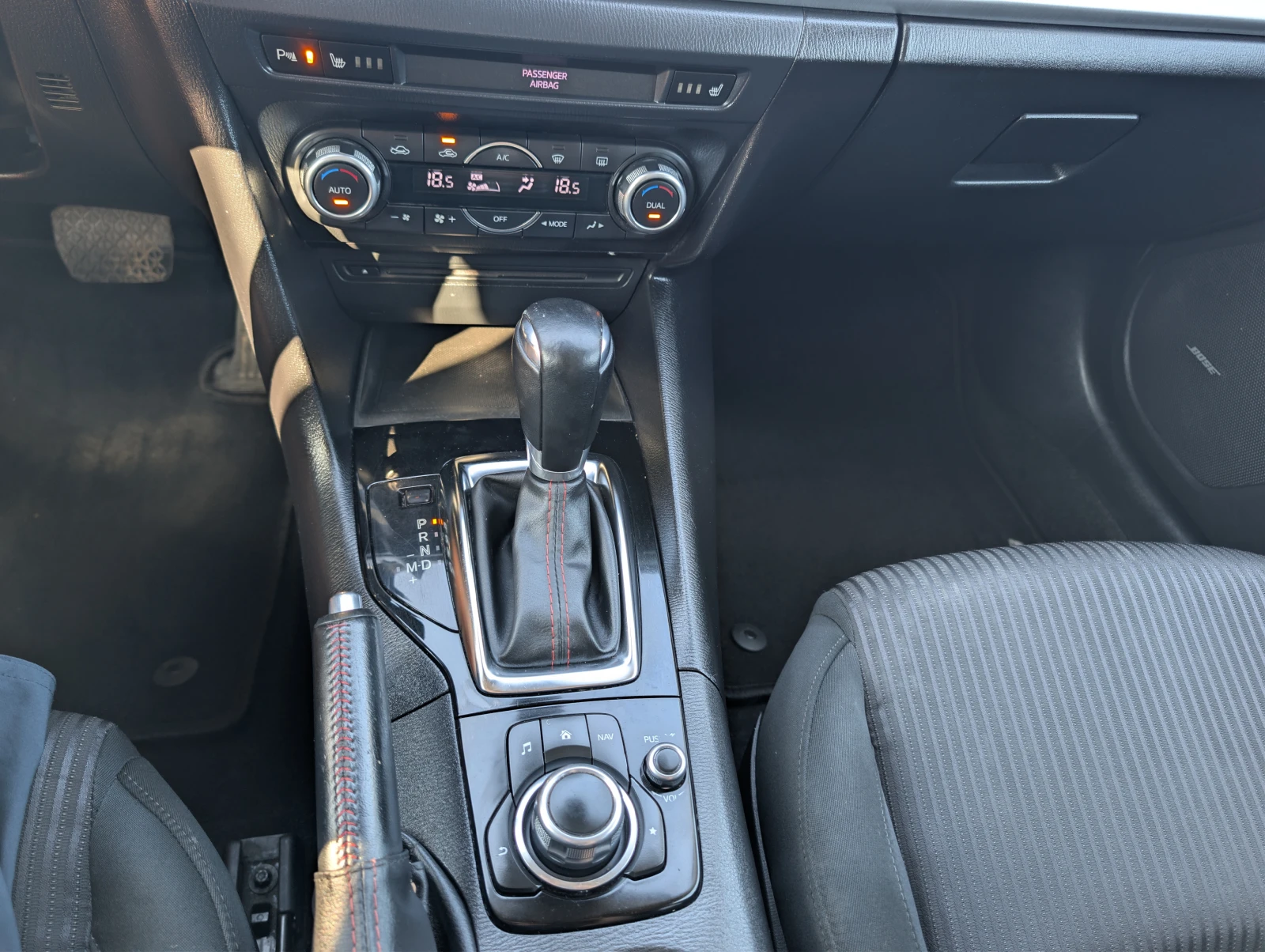 Mazda 3 2.0i Skyactive, снимка 10 - Автомобили и джипове - 55474787