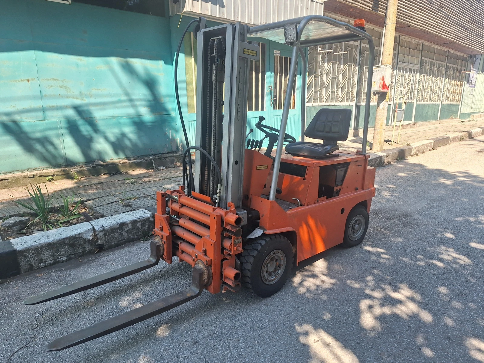 ������� Clark | Mobile.bg � ����������� 1