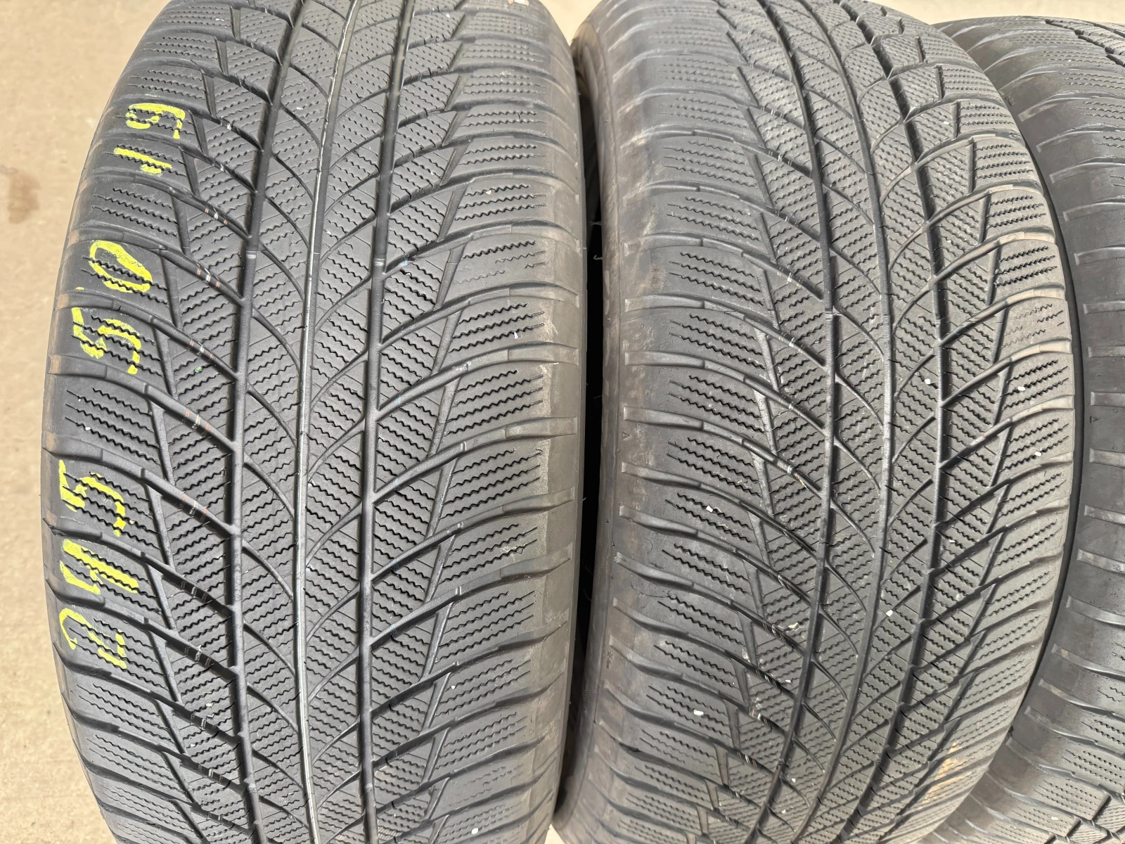 Гуми Зимни 245/50R19, снимка 2 - Гуми и джанти - 56041131