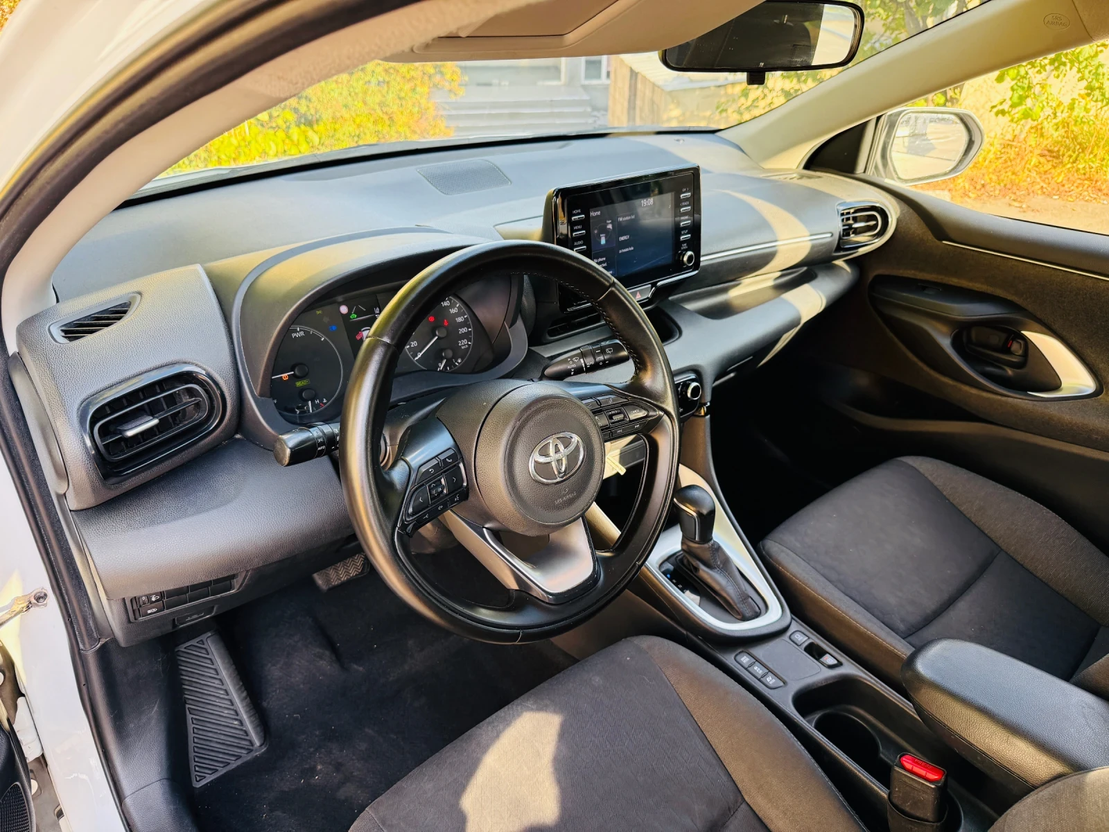 Toyota Yaris 1.5 Hybrid - изображение 9