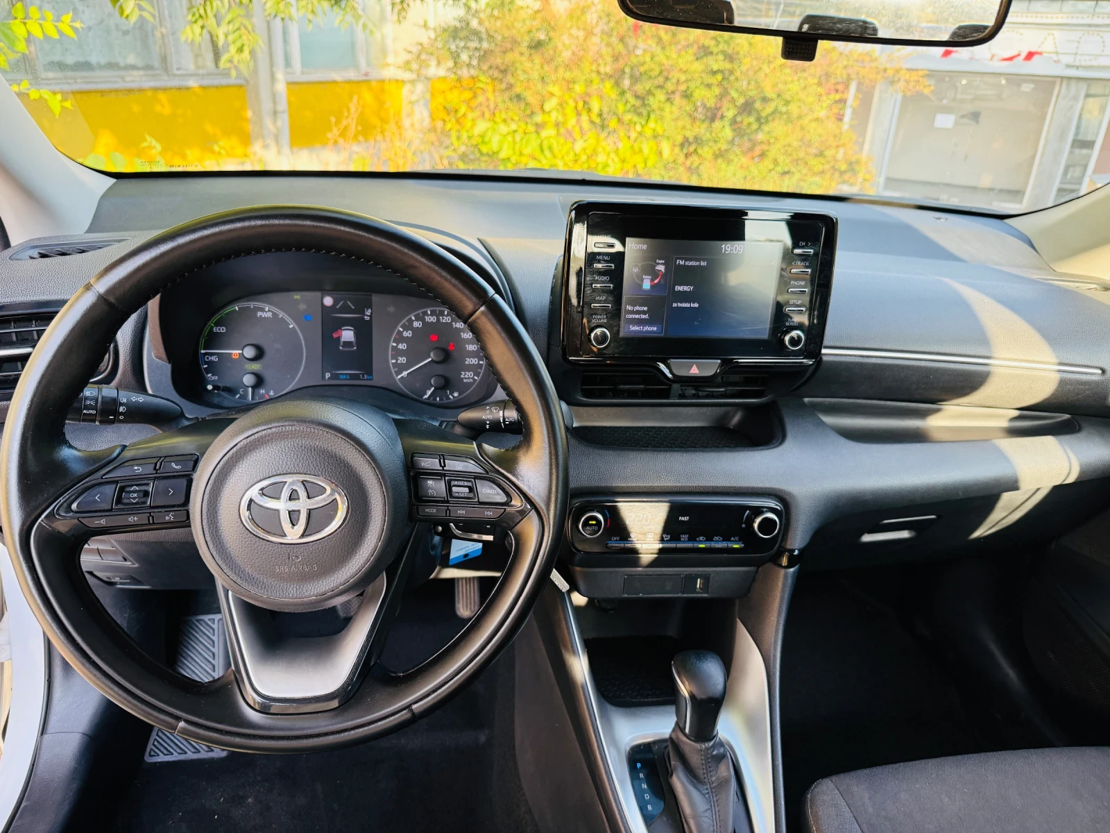 Toyota Yaris 1.5 Hybrid - изображение 10