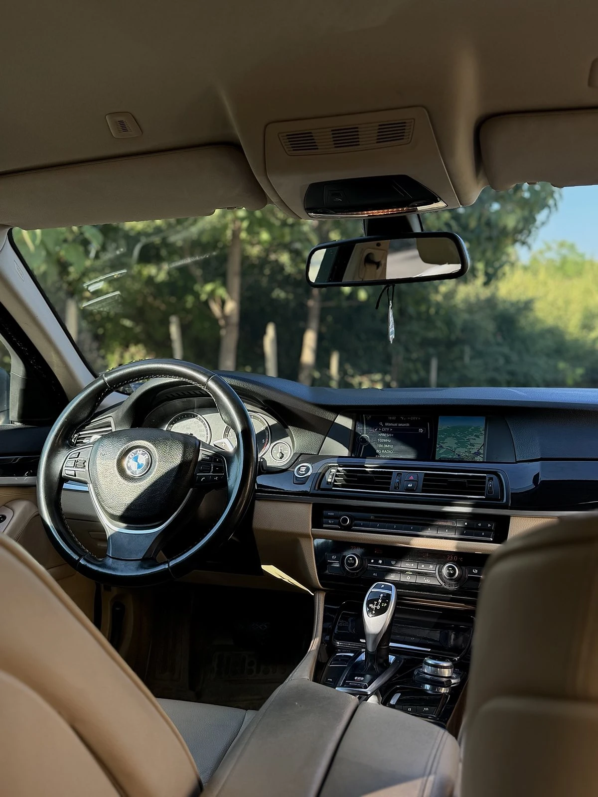 BMW 520 Обслужена* Голяма Навигация* Пера* Кожа - изображение 10