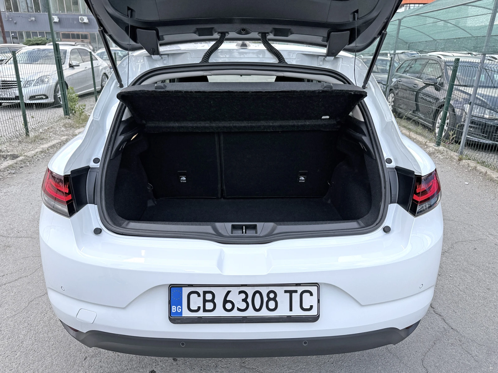 Renault Megane 1.0 TCE ZEN Гаранционен!, снимка 11 - Автомобили и джипове - 54631298