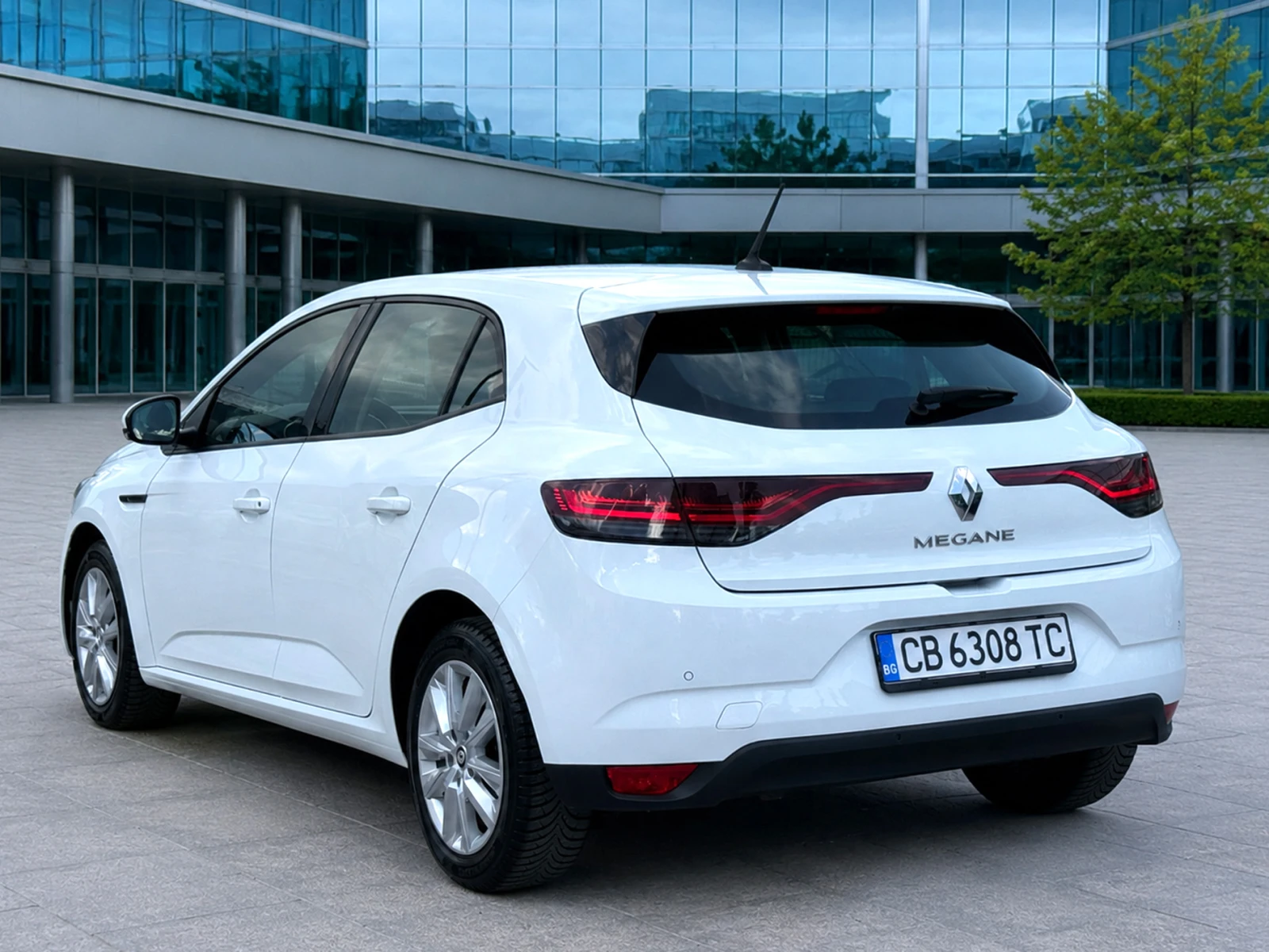 Renault Megane 1.0 TCE ZEN Гаранционен!, снимка 6 - Автомобили и джипове - 54631298