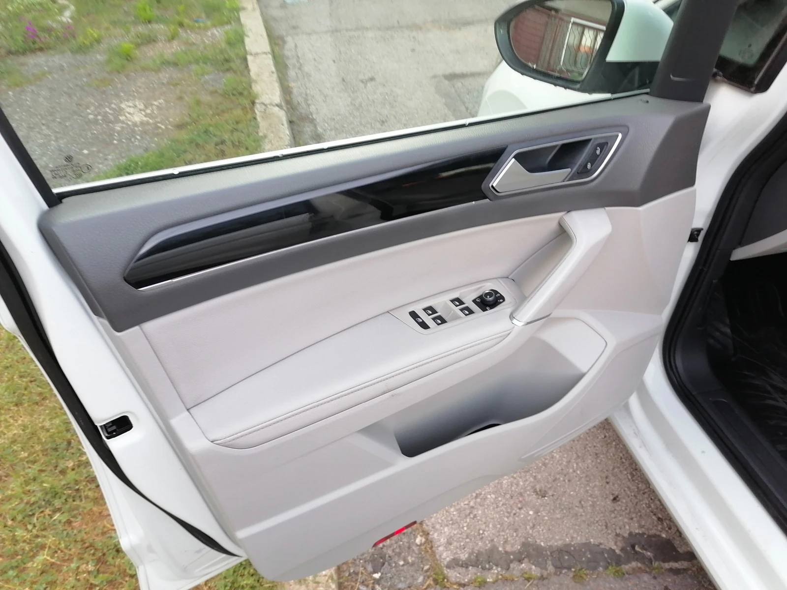 VW Touran 2.0TDI 170KS, снимка 9 - Автомобили и джипове - 55052241