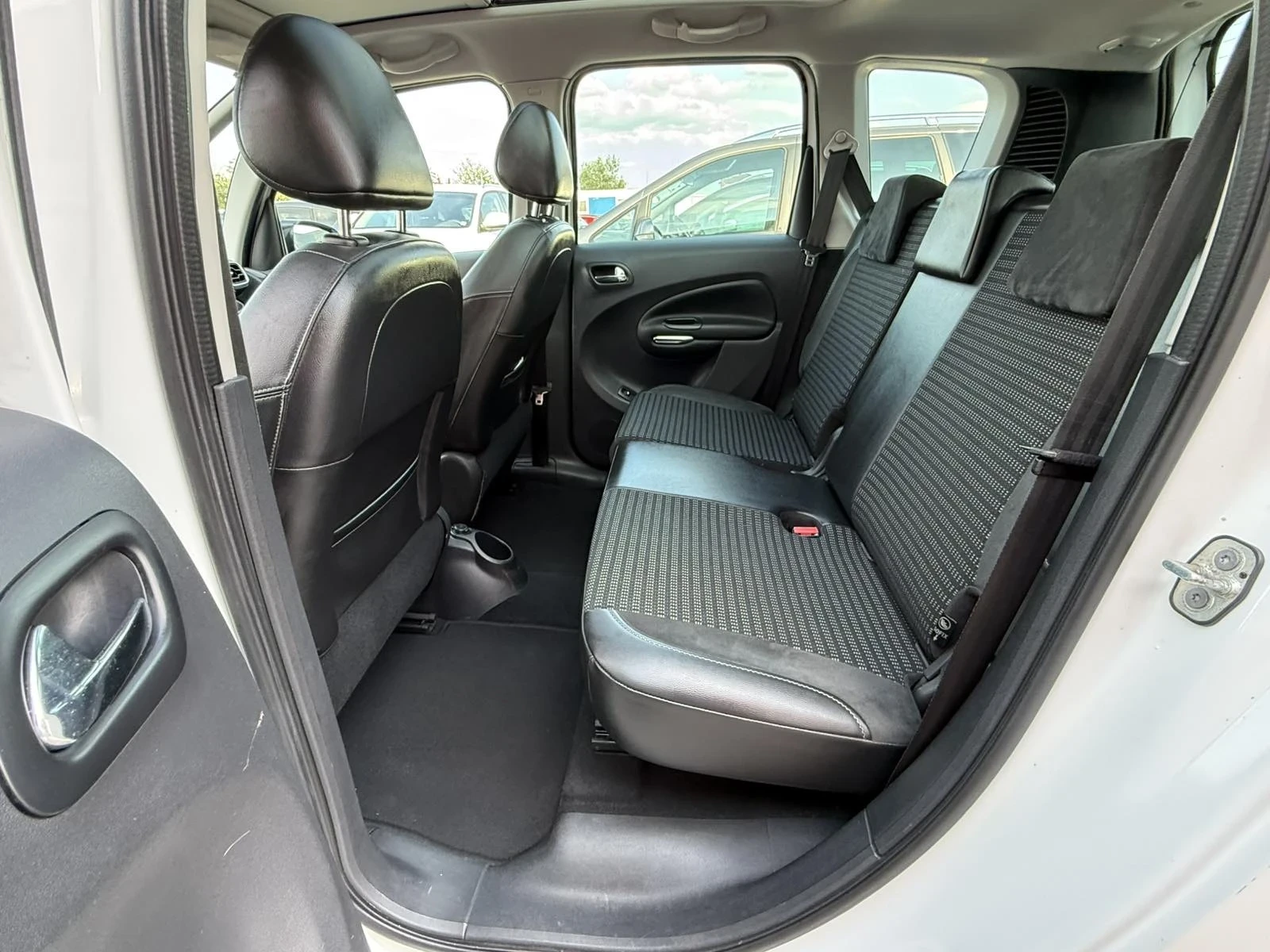 Citroen C3 Picasso 1.6 HDI EXCLUSIVE ЧИСТО НОВ, снимка 11 - Автомобили и джипове - 55302887