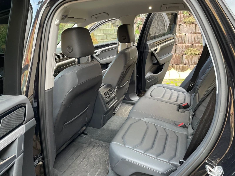 VW Touareg 3.0-TDI/231HP/V6/4X4/NAVI/LED/AMBI/CAM/ACC/216v, снимка 8 - Автомобили и джипове - 49848104