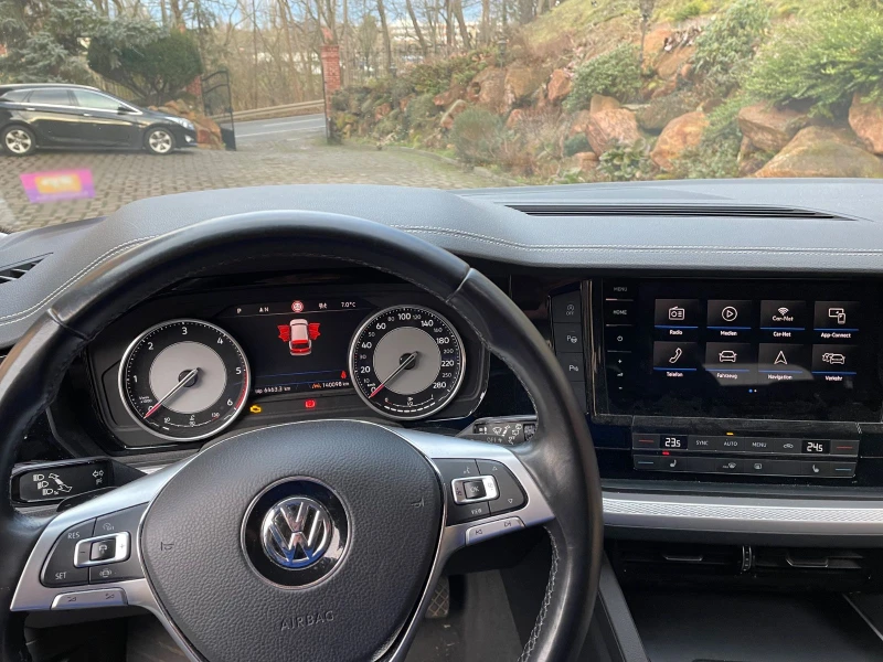 VW Touareg 3.0-TDI/231HP/V6/4X4/NAVI/LED/AMBI/CAM/ACC/216v, снимка 6 - Автомобили и джипове - 49848104