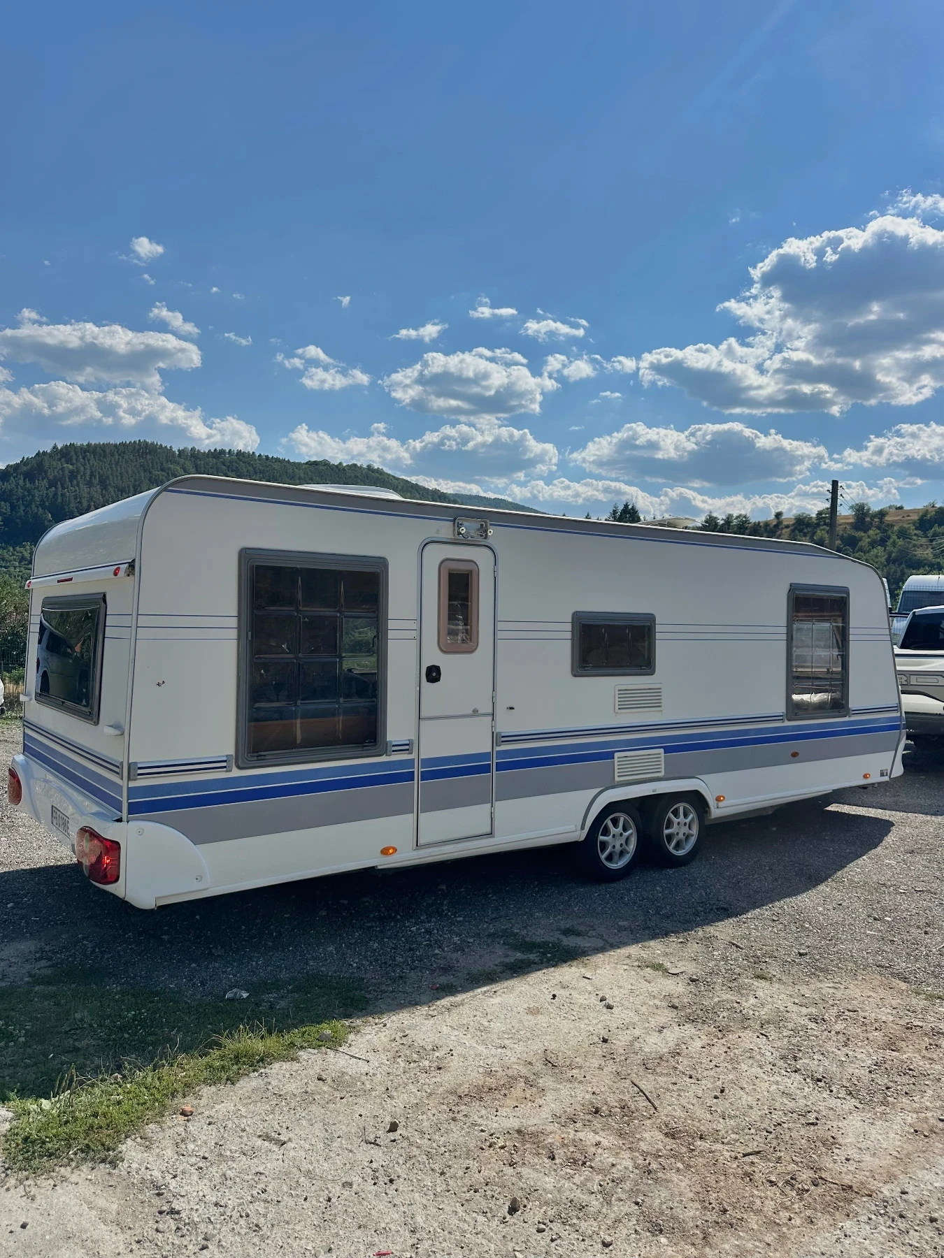 Каравана Hobby Prestige 650 / КЛИМАТИК! 5-местна! Баня и WC, снимка 4 - Каравани и кемпери - 55536065