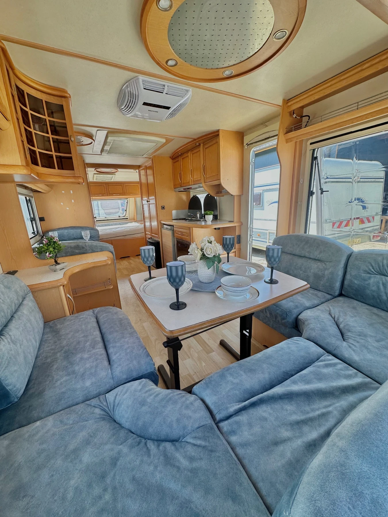 Каравана Hobby Prestige 650 / КЛИМАТИК! 5-местна! Баня и WC, снимка 7 - Каравани и кемпери - 55536065