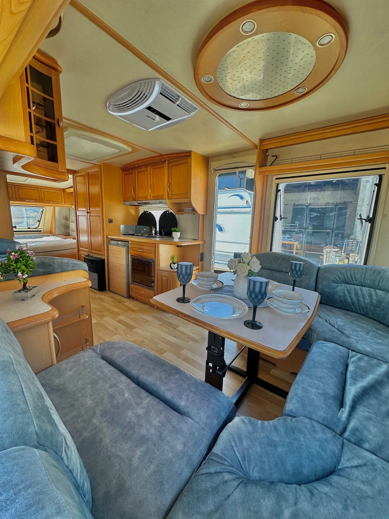 Каравана Hobby Prestige 650 / КЛИМАТИК! 5-местна! Баня и WC, снимка 8 - Каравани и кемпери - 55536065