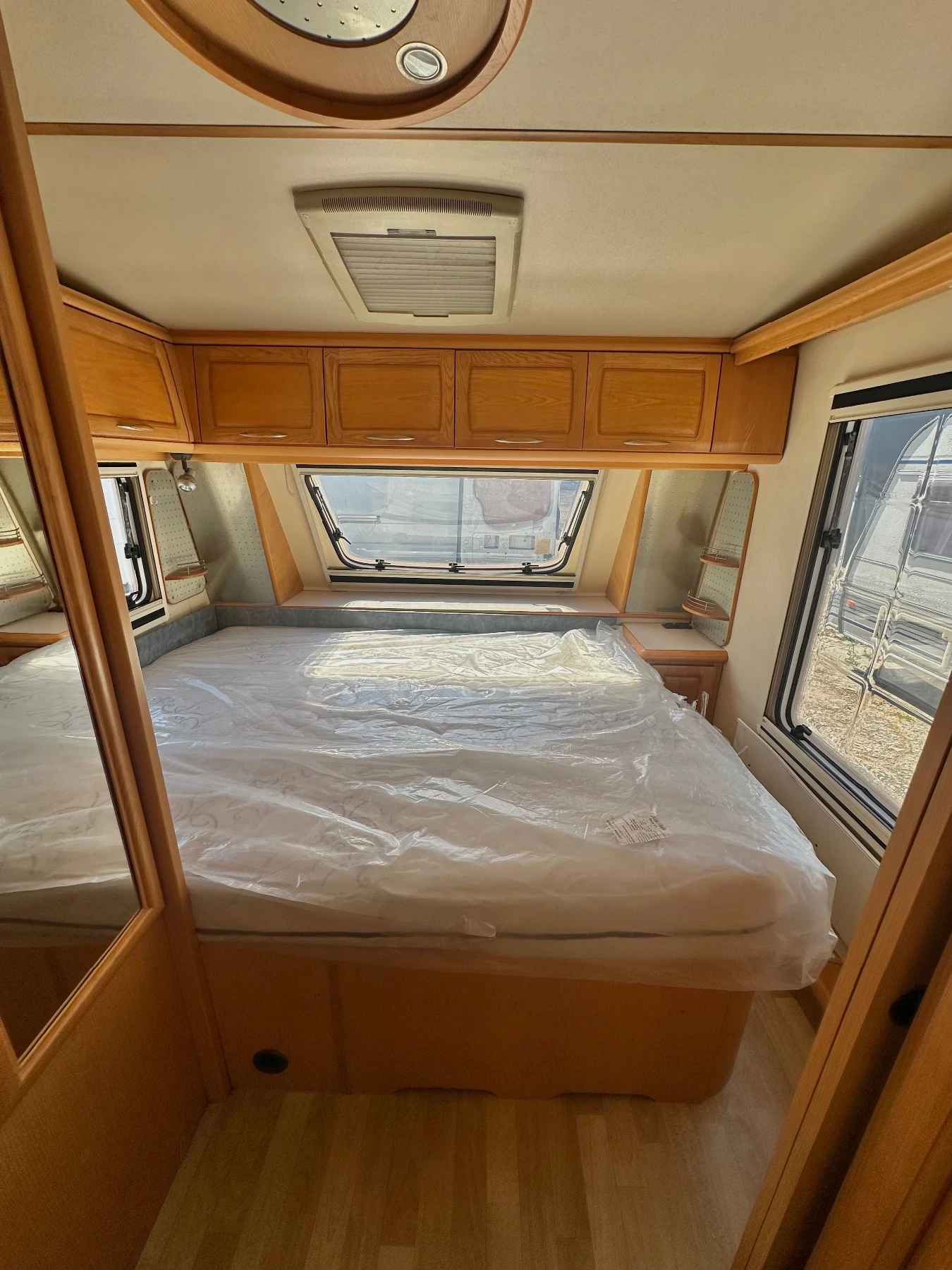 Каравана Hobby Prestige 650 / КЛИМАТИК! 5-местна! Баня и WC, снимка 12 - Каравани и кемпери - 55536065