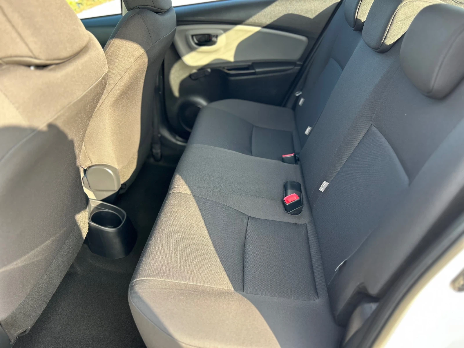 Toyota Yaris 1.0i евро6 78000км - изображение 9