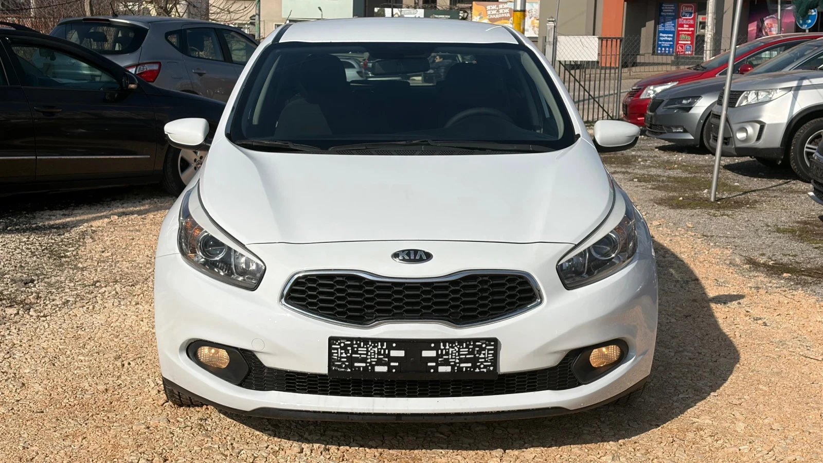 Kia Ceed 1.4/Клима/6-скорости/Нови  Зимни Гуми/ Топ, снимка 3 - Автомобили и джипове - 53486406