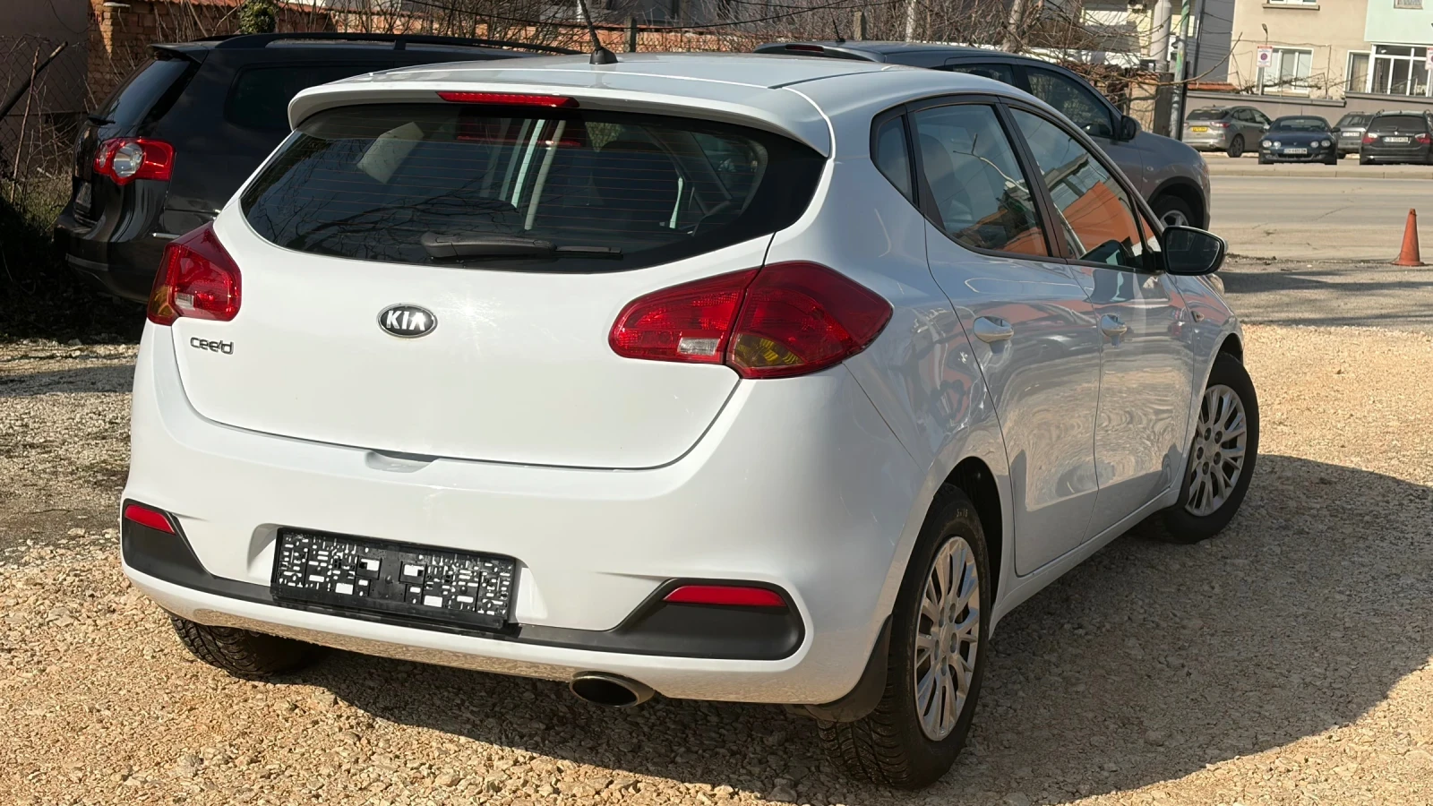 Kia Ceed 1.4/Клима/6-скорости/Нови  Зимни Гуми/ Топ, снимка 4 - Автомобили и джипове - 53486406