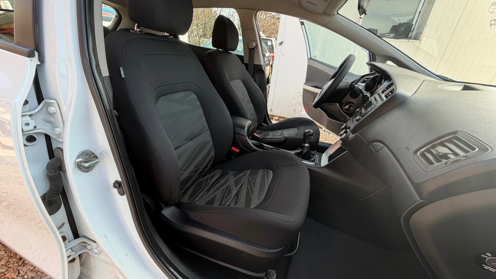 Kia Ceed 1.4/Клима/6-скорости/Нови  Зимни Гуми/ Топ, снимка 14 - Автомобили и джипове - 53486406