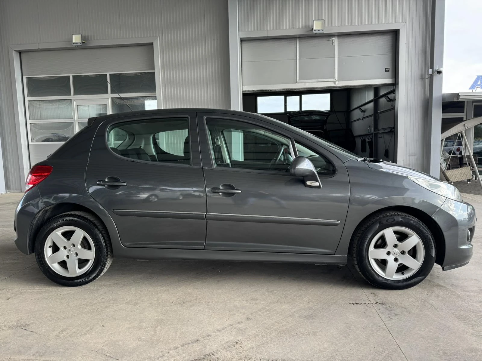 Peugeot 207 1.4 HDI* 68ps* КЛИМАТИК, снимка 6 - Автомобили и джипове - 53975019